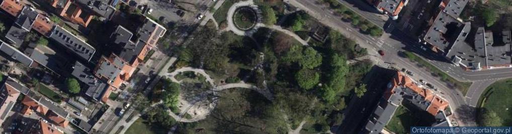 Zdjęcie satelitarne Łuczniczka na tle willi Mickiewicza 15