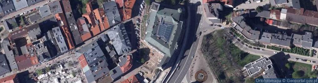 Zdjęcie satelitarne Muzeum Sułkowskich - zabytkowy fortepian