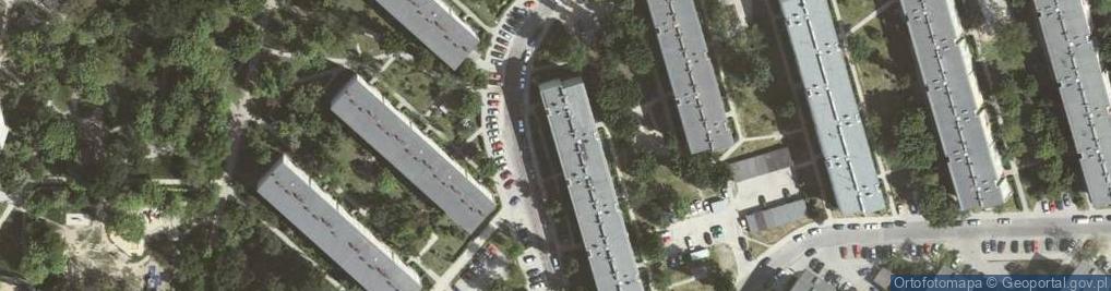 Zdjęcie satelitarne Osiedle Na Kozłówce - bloki mieszkalne i szkoła podstawowa nr 123 im.gen Józefa Bema przy ul. Okólnej