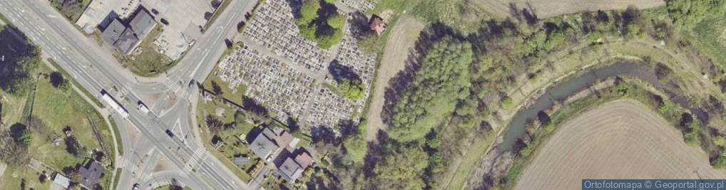 Zdjęcie satelitarne Przyszowice - tablica na zbiorowej mogile pomordowanych przez żołnierzy sowieckich 1 (Nemo5576)