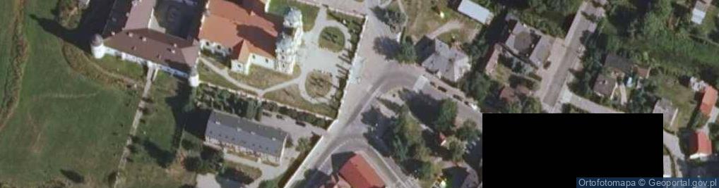 Zdjęcie satelitarne Sejny Bazylika NMP fasada lekko z boku