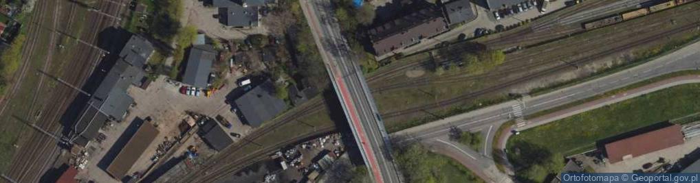 Zdjęcie satelitarne Tczew, 1 maja, pohled na vagony na trati z mostu