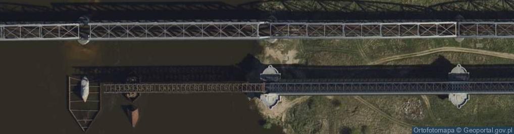 Zdjęcie satelitarne Tczew, lokomotiva na železničním mostě