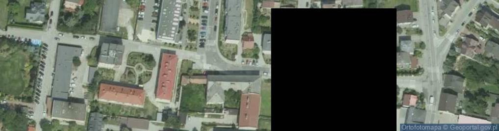 Zdjęcie satelitarne Urzędnicy i obywatele przed budynkiem Starostwa Stopnickiego z siedzibą w Busku-Zdroju