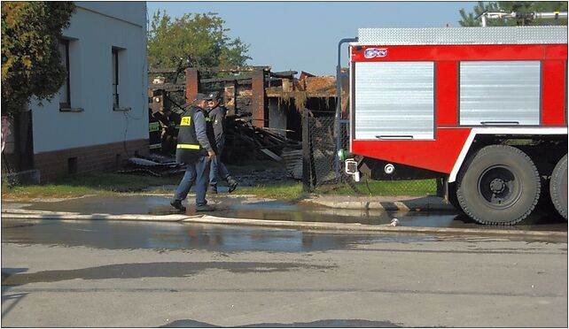 A fire engine of OSP Buczkowice, a firefighter and a police officer 43-376 - Zdjęcia
