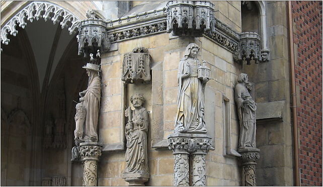 Architectural details of facade of Wrocław Cathedral 4, Wrocław 50-329 - Zdjęcia