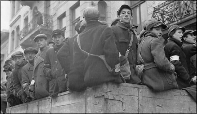 Bundesarchiv Bild 101I-134-0766-19, Polen, Ghetto Warschau, Juden auf LKW 00-138 - Zdjęcia