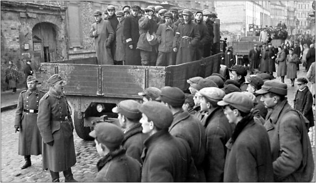 Bundesarchiv Bild 101I-134-0766-20, Polen, Ghetto Warschau, Juden auf LKW od 00-131 do 00-132 - Zdjęcia