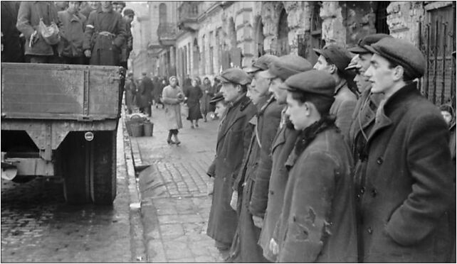 Bundesarchiv Bild 101I-134-0766-22, Polen, Ghetto Warschau, Juden auf LKW od 00-131 do 00-132 - Zdjęcia