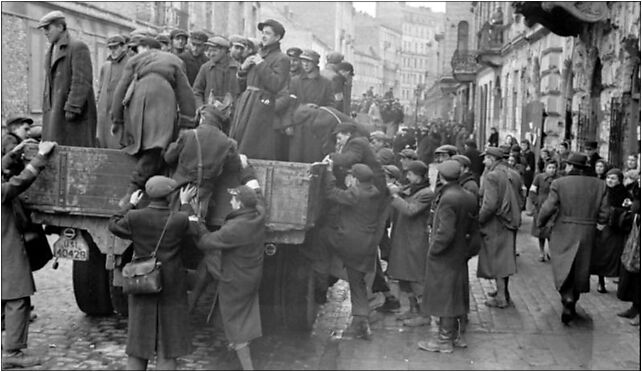 Bundesarchiv Bild 101I-134-0766-24, Polen, Ghetto Warschau, Juden auf LKW od 00-131 do 00-132 - Zdjęcia