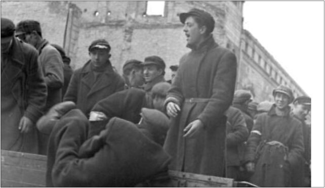 Bundesarchiv Bild 101I-134-0766-25, Polen, Ghetto Warschau, Juden auf LKW od 00-131 do 00-132 - Zdjęcia