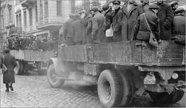Bundesarchiv Bild 101I-134-0766-26, Polen, Ghetto Warschau, Juden auf LKW 00-138 - Zdjęcia