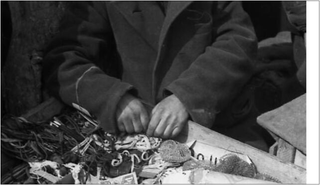 Bundesarchiv Bild 101I-134-0780-31, Polen, Ghetto Warschau, Händler auf dem Markt 01-001 - Zdjęcia