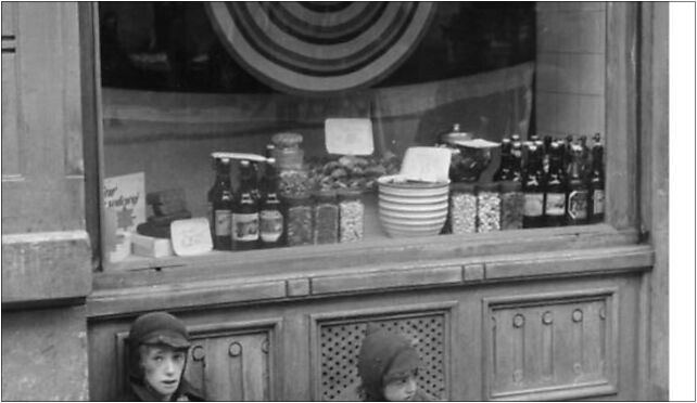 Bundesarchiv Bild 101I-134-0782-13, Polen, Ghetto Warschau, Kinder vor Schaufenster 00-162 - Zdjęcia