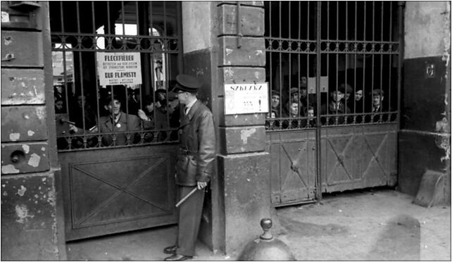 Bundesarchiv Bild 101I-134-0791-31A, Polen, Ghetto Warschau, Ghettopolizist 00-136 - Zdjęcia