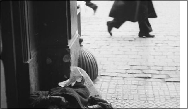 Bundesarchiv Bild 101I-134-0791-32, Polen, Ghetto Warschau, Liegender Mann 00-896 - Zdjęcia