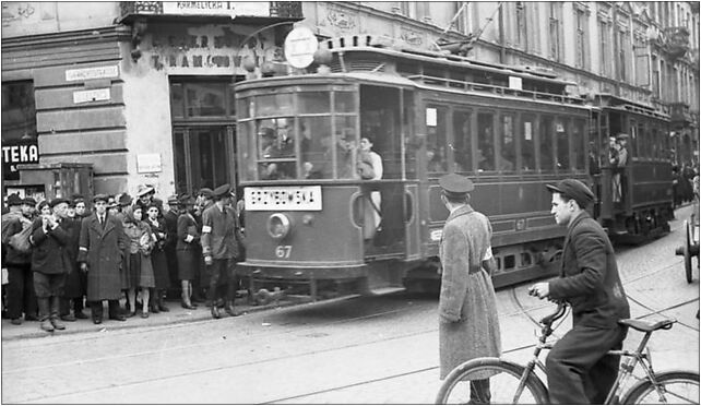Bundesarchiv Bild 101I-134-0796-29, Ghetto Warschau, Ghettopolizist, Straßenbahn 00-145 - Zdjęcia