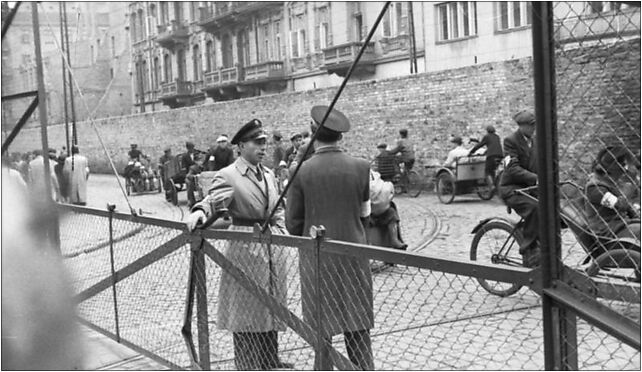 Bundesarchiv Bild 101I-270-0298-11, Polen, Ghetto Warschau, Drahtzaun 00-867 - Zdjęcia