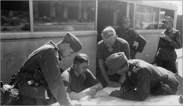 Bundesarchiv Bild 101I-695-0411-02A, Warschauer Aufstand, Offiziersbesprechung 01-134 - Zdjęcia