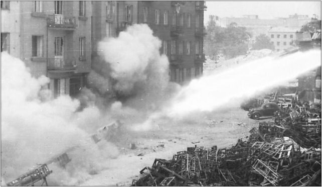 Bundesarchiv Bild 101I-696-0426-14, Warschauer Aufstand, Raketenwerfer-Einsatz 01-017 - Zdjęcia
