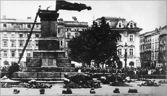 Fall of Mickiewicz Monument (1940), Rynek Główny 3, Kraków 31-041 - Zdjęcia