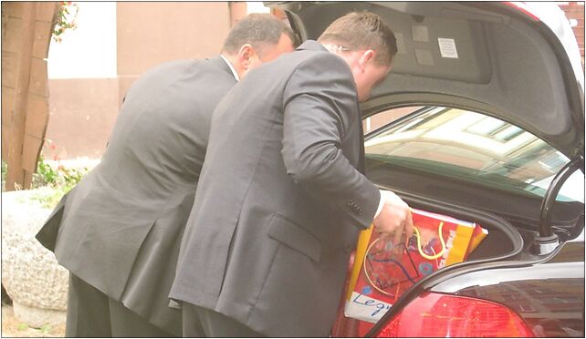 Funkcjonariusze BOR przy samochodzie prezydenta RP, Rynek 2A, Lubin 59-300 - Zdjęcia