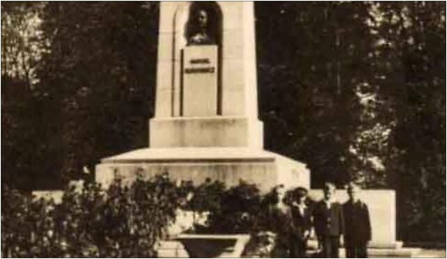 Gabriel Narutowicz monument in Bielsko-Biała, Partyzantów942 od 43-300 do 43-316 - Zdjęcia