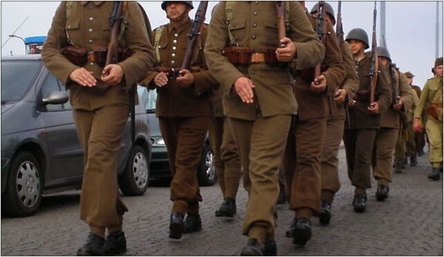 Gdynia, reenacting team marching through city, Jana Pawła II, al. 2 81-345 - Zdjęcia