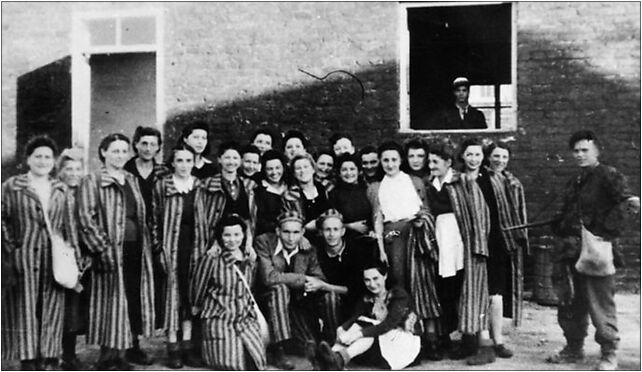 Jewish prisones of KZGesiowka liberated by Polish Soldiers of Home Army Warsaw1944 01-052 - Zdjęcia