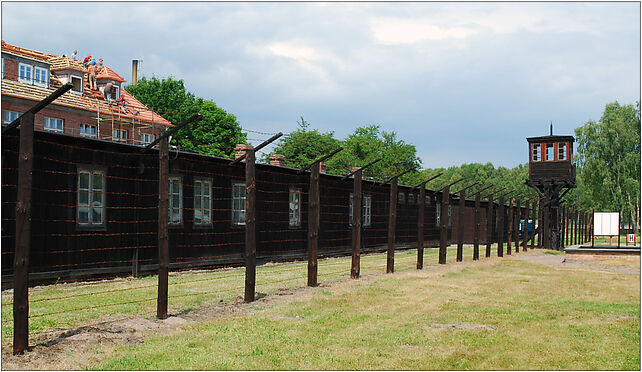 KL Stutthof barak administracyjny i brama smierci przez druty 82-110 - Zdjęcia