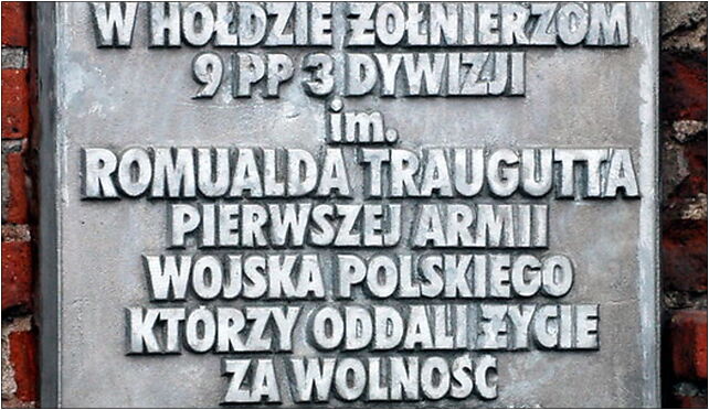 Kołobrzeg - tablica w hołdzie żołnierzom 9 PP 3 Dywizji im. Romualda Traugutta 78-100 - Zdjęcia