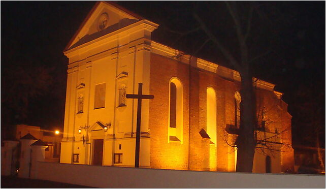Kościół w Tarczynie nocą podświtlony światłami, Grójecka 6 05-555 - Zdjęcia