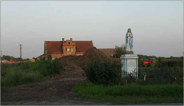 Koszajec, kapliczka i budynek, Koszajec, Koszajec 05-840 - Zdjęcia
