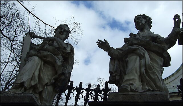 Krakov, Stare Miasto, pohled na sochy před kostelem svatého Petra a Pavla II 31-001 - Zdjęcia