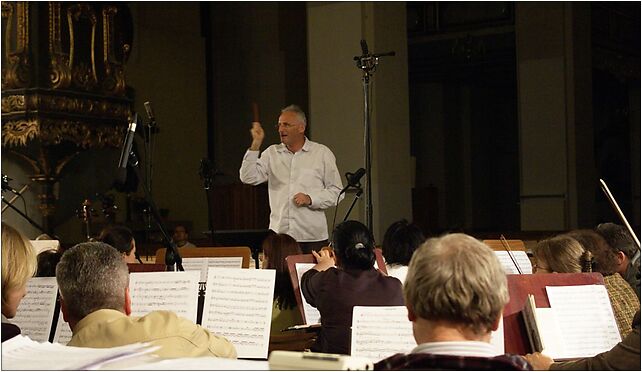 Krzesimir Debski jako dyrygent podczas nagrania Cosmopolis (2008-06-03) 87-100 - Zdjęcia