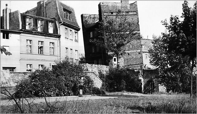 Krzywa kamienica, Kujawy1961, Pod Krzywą Wieżą 1, Toruń 87-100 - Zdjęcia