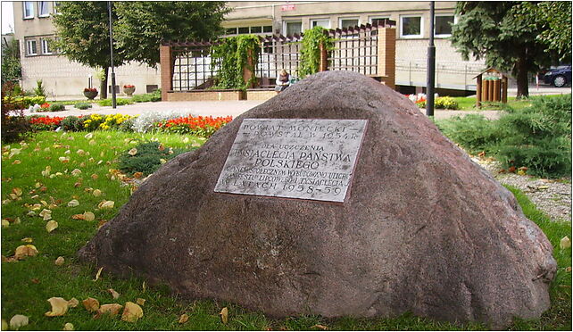 Mońki. Pomnik-głaz, Niepodległości, al. 7, Mońki 19-100 - Zdjęcia