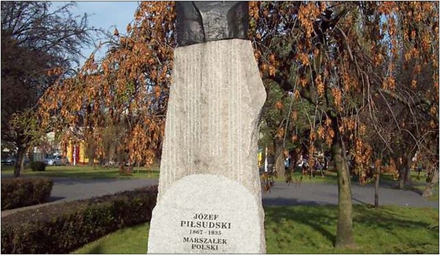 PL ZdWola Pilsudski monument, Lipowa, Zduńska Wola 98-220 - Zdjęcia