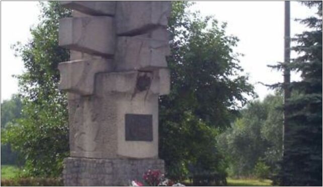 Pomnik poległych milicjantów w Czerwonaku, Gdyńska196 50 62-004 - Zdjęcia