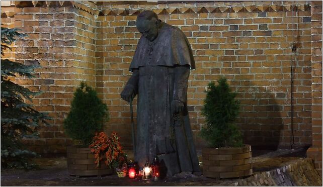 Starogard Gdański, Rynek, kostel sv Mateusze, socha Jana Pavla II 83-200 - Zdjęcia