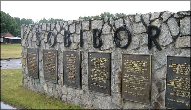 Tablice przy wejściu do obozu koncentracyjnego Sobibor 22-200 - Zdjęcia