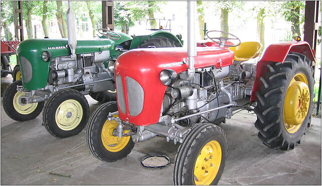 Two Ursus tractors in the Museum of Agriculture in Szreniawa 62-052 - Zdjęcia