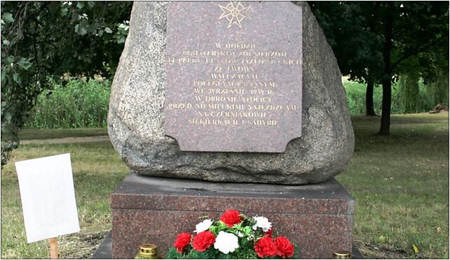Warszawa 14 Pulk Ulanow Jazlowieckich 1939 defense memorial stone 2010-07 00-710, 02-704 - Zdjęcia
