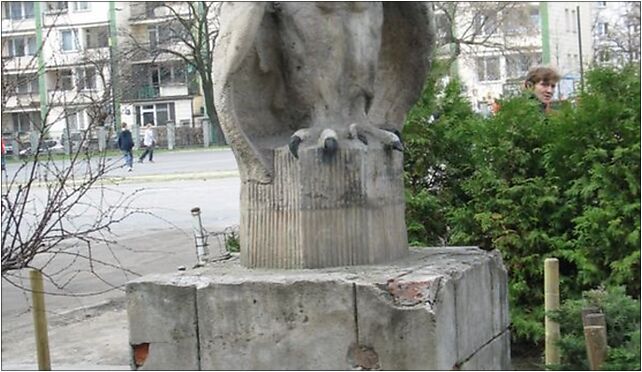 Warszawa Zesp Szk nr 69-owl in front of school, Drewniana 7 00-345 - Zdjęcia